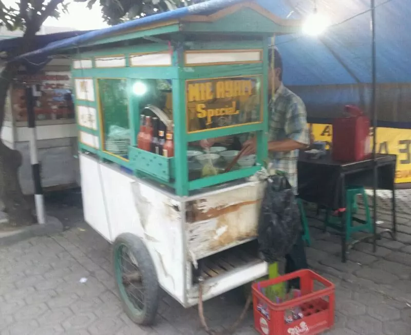 Bisnis mie ayam gerobak adalah salah satu contoh keberhasilan wirausaha makanan jalanan di Indonesia.